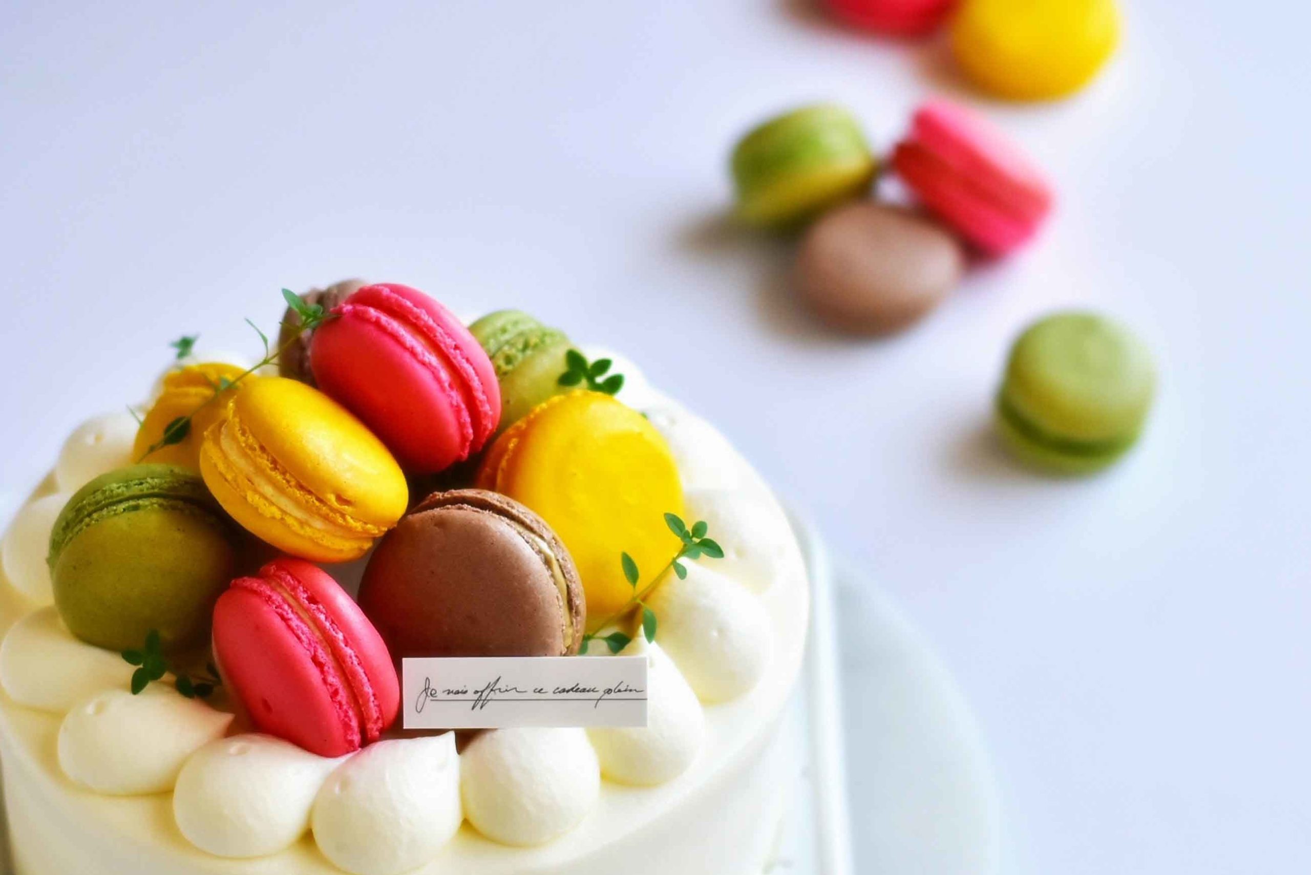 マカロンの乗ったケーキ